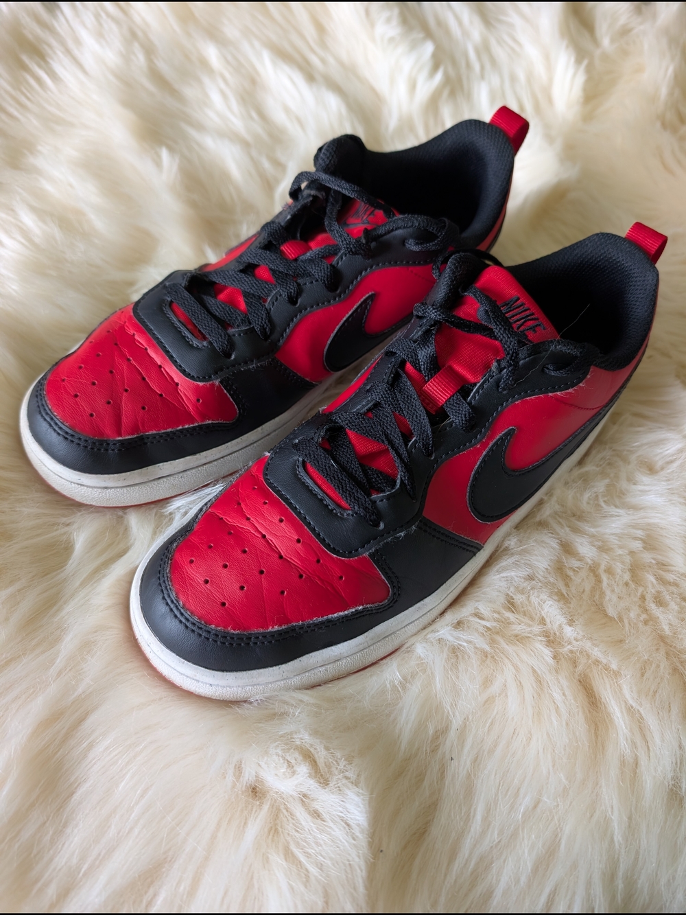 Nike Kids Red and Black Low-Top Sneakers
